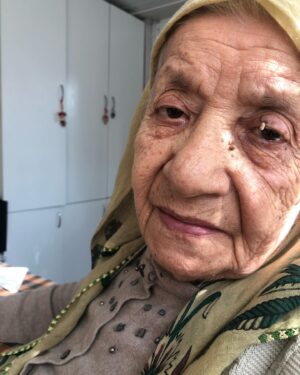 Kadir Çöpdemir Instagram - Gitmenin üzerinden bugün 2 yıl geçmiş oluyor… Geçen bi şi yok Ayşecim, aziz hatıran hep bizimle… Mekanın cennet olsun biriciğim…