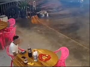 Kadir Çöpdemir Instagram - Madem Aşkın günü temas etmezsek bize bozulabilir, zati uğradığı, aradığı, sorduğu yok tamamen kara listeye dahil olmak manasız. Manalı bi şiirle bu manalı günü manasızladıriiim dedim… @can__bayraktar  kardeşime “canoşkim şu aşk şiirine, aşkı anlatan görüntülerle bü klip yap nolur” yaptım, mevzu bu hale geldi… Sevgililer Gününüz Mübarek Olsun İhvanlar…