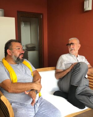 Kadir Çöpdemir Instagram - Sizsiz dünyada çok sey eksik, çok şey noksan kalacak… Biz de “tamdan”, “tamamdan” uzak, yokluğunuzun ağırlığı artarak, onulmaz hasretinizi bi zehir gibi her an tadarak yaşamımızı sürdüreceğiz…Hakkınızı helal ediniz ben size hiç layık olamadım ama biliyorsunuz sizi hadsiz hudutsuz, çoktan da çok sevdim… Mekanınız cennet olsun demeyi şuursuzluk sayarım eminim mekanınız cennet… Makamınız âli olsun demeyi boş laf sayarım eminim makamınız  âli…Belki şöyle demek kafî, Ahiret yolculuğunuz mübarek olsun Efendim, Sultanım, Bitaneciğim…