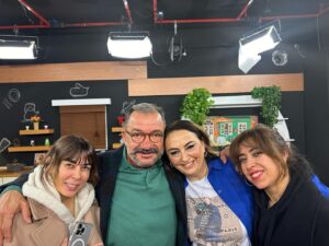 Kadir Çöpdemir Instagram - Meslek hayatımın başından, bu yıla kadar bi başım bi peşim takıldım… Menajerim olmadı, çok uzun süre canım kardeşim Nuri Özgül hem editörlüğümü yaptı hem işlerimle ilgilendi sağolsun ama bi menajer gibi değil kardeşim olarak, sonra ondan yükümüzü aldık ablamıza yığıldık epey bü süre ablam Betül Çöpdemir Yıldız işlerle ilgilendi ama yine bi menajer olarak değil de abla olarak varolsun…Nihayet 2024 yılı ile “menajerimi arayın” yapabileceğim düzene geçtim. 8 yıl asistanlığımı  yapmış @alevkurtulustirit  desturumu alıp benden ayrıldıktan sonra arkadaşları @aysegulsermetbilgic  ve @ebrutastan  ile @konukmafyasi nı kurup çok başarılı olmuşlardı şimdi de menajerim oldular hepimiz daha daha başarılı olucaz, bundan kelli beni isteyen @konukmafyasi  na ulaşsın anam bacım… @alevkurtulustirit e ulaşan ve onunla anlaşan bana daş bile taşıtır açık söyliim ahanda bu numaradan 0 533 8189493 yada bu mail adresinden konukmafyasi@gmail.com Hanımlar Yollarımız Açık ve Işıltılı Olsun. Tenceremiz Kaynasın, Maymunumuz Oynasın…