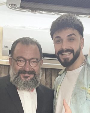 Kadir Çöpdemir Instagram - SEFO GÜZEL KARDEŞMİŞ YAU… Yüzyıl önce, Ömer Karacan TRT de -ki daha özel kanallar yoktu- ilk batılı tarzada müzik programı Number One’ı yaparken (Bu alanın piri üstadı elbette @izzetoz.zetzet  abimizdir o ayrı) ve bendeniz tutkulu bi rock müzik dinleriyken gelecekte rock müziğin etkisinin olmıyacağını, Soul/R&B ve Rap müziğin tüm dünyada dinlenen türler olacağını söyler beni uyuz ederdi. Sonra tanışmayı bırak birlikte çalıştık, patronum oldu ve kendisini çok sevdim. Ama yine de hep tartıştık… Misal Türkiye’de Rap’in asla popüler olamıyacağını iddia ettim hep… Doğrusu ülkede rap zaten yoktu, yabancı misallerini de sevmiyordum…Sağolsun hayat bu iddiamı ve duygumu da gö..üme soktu, ülkede şimdi en popüler akım Rap ve benim sevdiğim rap parçalar var ve tanışıp, muhabbet edip çok sevdiğim rapperlar oldu…Ahanda onlardan biri @sefo.362  gardaşımla ölümsüzleştirdiğimiz bi an’ı takdim eder keyifli pazarlar dilerim efendim…