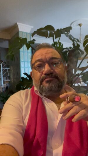 Kadir Çöpdemir Instagram - YENİ YIL, YENİ TEBRİK VİDEOSU… ESKİSİ HÜKÜMSÜZDÜR ARZ EDERİM…
