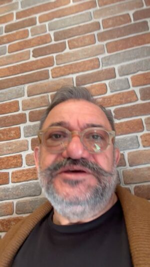 Kadir Çöpdemir Instagram - “Et Alırsan Kol’dan, Kız Alırsan Soy’dan” diyor kasabımız…Sizce? Bilim Mihraplarında tartışılması gereken bi mevzuyu ihvanların yorumuna arz ediyorum… Neyi nerden Alıcaz?