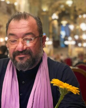 Kadir Çöpdemir Instagram - AZ SAYIDA “UH NE HOŞ ÇIKMIŞIM” FOTOSUNA SAHİP Bİ ADAMIM…Tesadüf gördüm albümde yapıştıriim dedim. Elden ele bi dolaştıralım canım ciğerim…Telefonda aylaksız bi video ya da fotoya bakmış olmiim diye gözlük camında beliren tlf ekranına büyütüp büyütüp baktım, hiç bi şi belli olmuyo…Mamafih siz yine de bu aylaksız bi şeye bakıyodur diye değerlendirin…Foto bence güzel çünkü çeken kardeşim usta bi yönetmen @mhozturk varol babacım… Camiama gönlüne göre bi akşam dilerim…