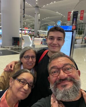 Kadir Çöpdemir Instagram - BİR YEĞEN KOLAY MI YETİŞTİRİLİP EVROPA’YA GÖNDERTİLİYOR AFEDESÜN… Yavru el kadarken özel beslenme kürlerimle beynini bi dünya yaptık astronot gibi gafası oldu… bu sayede serpildi, yıkıcı ve yakıcı bi delikanlı haline geldi…ve de artı okuyup müyendiz olmaya karar verdi. Varşova Teknik Üniversitesine gidiyor… yaşıtı kızlarımıza bu kederli haberi verdiğim için müteessir olurken Varşovadaki yaşıtı ceylanlara da müjdeler ossun diyor şu yavruyu yıpratmadan kullanmalarını istirham ediyorum…2. foto bacılarımla tertiplediğimiz yolcu etme seansından olup, oğlan nasıl kıymetli bi evlatsa anası hala gözyaşı dökmektedir… Vatanına,millete, ailesine hayırlı bi evlat olarak ilmini tahsil edip, sıhhatle yurduna dönmesi niyazıyla bilgilerinize arz ederim