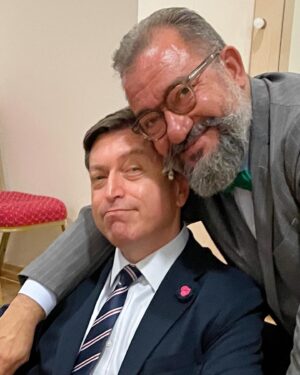 Kadir Çöpdemir Instagram - MAZİMİZ VAR KARDEŞİM SARILICAZ HELBET… @mserdark biraderimle tee ne zamandan yer içer icabında aynı evde, icabında aynı kayıkta yatar kalkar, anlatır dinleriz…muhabbetimiz derindir hattı zatında… Kendisini zevkle takip eder, başarılı performansına içtenlikle alkış tutar, mutlu olurum…Birader mesleğine “Knowledge Monger” diyor (Bilgi Simsarı yada Bilgi Tüccarı gibi bi şi) İşte buna haset edebilirim… Biz de bildiklerimizi yemek masasında eşe dosta anlatıyoz bırak bilginin ticaretini yapmayı  millet beleş beleş “vay be harbi mi?” diyor, inanmamazlıktan geliyor üstüne yemeğin hesabını da bana kitliyor. Helal ossun Serdarım yine fark yarattın ömrüne bereket…