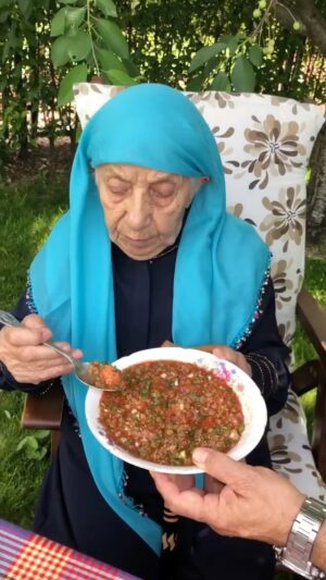Kadir Çöpdemir Instagram - Valide Sultanımın hane-i devletlerinde Pasarella yok pek tabii... Onun Palace’ı var Pasarella neymiş? Evi Palace kadının Pasarellayı napsın? Geçende bi ziyaretimde sizi düşünerekten napalım? napalım? diye kart kart kazındık ve birlikte Tokat Yöresine ait harika bi yaz yemeği yapmaya karar verdik... Yemeğimizin adı, BAT... Adına bakmayın sizi batırmıycak bilakis yukarılara çıkaracak sağlıklı, lezzetli bi yaz yemeği... Buyrun tadına doyulmaz Bat’a birlikte batalım...