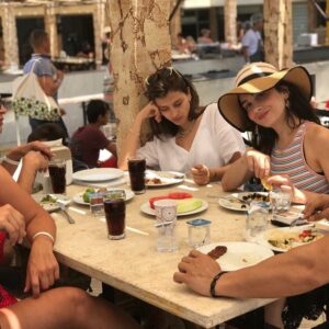 Kadir Polatçı Instagram - Başrollerini @sadicece @handekaptan ve @pelinorhunerofficial ile paylaştığım, yapımcılığını @kemalogun.filmmaker in yaptığı ve yönetmen koltuğunda @semra_dundar ın oturduğu çok eğlenceli bir romantik komedi olan filmimiz “Aşk Şarkısı” Bu akşam 20:30’da FOX TV de Sizlerle keyifli seyirler 😉😉