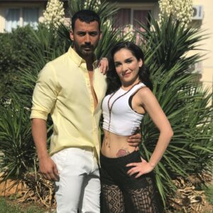 Kadir Polatçı Instagram - Başrollerini @sadicece @handekaptan ve @pelinorhunerofficial ile paylaştığım, yapımcılığını @kemalogun.filmmaker in yaptığı ve yönetmen koltuğunda @semra_dundar ın oturduğu çok eğlenceli bir romantik komedi olan filmimiz “Aşk Şarkısı” Bu akşam 20:30’da FOX TV de Sizlerle keyifli seyirler 😉😉