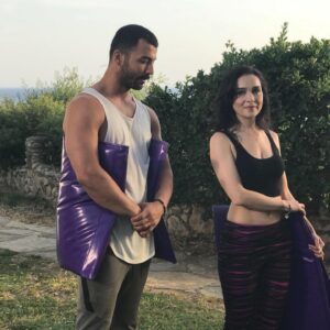 Kadir Polatçı Instagram - Başrollerini @sadicece @handekaptan ve @pelinorhunerofficial ile paylaştığım, yapımcılığını @kemalogun.filmmaker in yaptığı ve yönetmen koltuğunda @semra_dundar ın oturduğu çok eğlenceli bir romantik komedi olan filmimiz “Aşk Şarkısı” Bu akşam 20:30’da FOX TV de Sizlerle keyifli seyirler 😉😉
