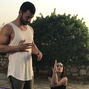 Kadir Polatçı Instagram - Başrollerini @sadicece @handekaptan ve @pelinorhunerofficial ile paylaştığım, yapımcılığını @kemalogun.filmmaker in yaptığı ve yönetmen koltuğunda @semra_dundar ın oturduğu çok eğlenceli bir romantik komedi olan filmimiz “Aşk Şarkısı” Bu akşam 20:30’da FOX TV de Sizlerle keyifli seyirler 😉😉