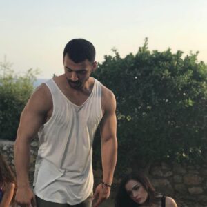 Kadir Polatçı Instagram - Başrollerini @sadicece @handekaptan ve @pelinorhunerofficial ile paylaştığım, yapımcılığını @kemalogun.filmmaker in yaptığı ve yönetmen koltuğunda @semra_dundar ın oturduğu çok eğlenceli bir romantik komedi olan filmimiz “Aşk Şarkısı” Bu akşam 20:30’da FOX TV de Sizlerle keyifli seyirler 😉😉