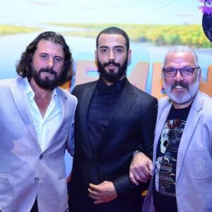 Kadir Polatçı Instagram - Heyecanla beklediğimiz filmimizin galasını yaptık 29 Kasım’da tüm sinemalarda  olacak filmimizin bu özel gösterim gecesinde yanımızda olan ve heyecanımızı bizimle paylaşan herkese teşekkür ederim iyiki varsınız. Ve bu özel günde beni hazırlayan @hatemoglu1924 e teşekkürederim🙏🏻 #hatemoglu1924 #sonbaharstilim