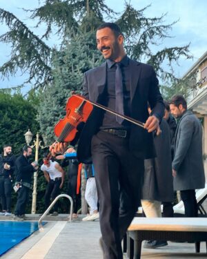 Kadir Polatçı Instagram - #kaderoyunları 🎬 @srknaydnr @emrebahadircirakoglu @usyapimtv @aliyasinozegemen @hilallyyildiz @turkusudemirel ☝🏻👍🏻👊🏻