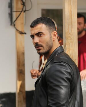 Kadir Polatçı Instagram - “Bozkır” gerçekleri ne kadar saklayabilir? Blutv özel yapımı #Bozkır İlk bölümüyle 30 Kasım’da yayında. 🎬 @bahadirince @ahmetvarliofficial @yigitozsener @ekocofficial @eclipsnf @mervecagiran @bigeonal @rizza_akin #altanerkekli @blutv ... foto by @enskpc