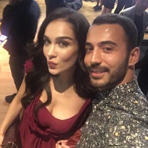 Kadir Polatçı Instagram - Başrollerini @sadicece @handekaptan ve @pelinorhunerofficial ile paylaştığım, yapımcılığını @kemalogun.filmmaker in yaptığı ve yönetmen koltuğunda @semra_dundar ın oturduğu çok eğlenceli bir romantik komedi olan filmimiz “Aşk Şarkısı” Bu akşam 20:30’da FOX TV de Sizlerle keyifli seyirler 😉😉
