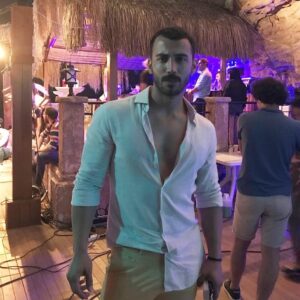 Kadir Polatçı Instagram - Başrollerini @sadicece @handekaptan ve @pelinorhunerofficial ile paylaştığım, yapımcılığını @kemalogun.filmmaker in yaptığı ve yönetmen koltuğunda @semra_dundar ın oturduğu çok eğlenceli bir romantik komedi olan filmimiz “Aşk Şarkısı” Bu akşam 20:30’da FOX TV de Sizlerle keyifli seyirler 😉😉