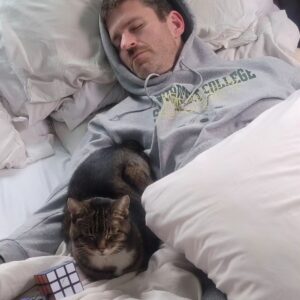 Kahlen Rondot Instagram - 💔💔😿😻Today I had to say goodbye to my best friend who has been with me for 2 decades. She was tired and fought hard against disease. But now it's time for my baby Tadpole to rest easy. 

To the many roommates we had over the years and friends we made, thank you for loving her and listening to this chatty lady over the years 😻😿💔💔