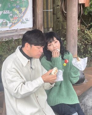 Kaho Minami Instagram - ＃えぇとこ
3月7日午後7時半から #nhk 総合
関西地区の放送です‼️
今後BSでも放送があると思いますので、関西地区以外の方は待ってて下さいね。

関西のえぇとこをご紹介するこの番組で、今回は ＃岡田圭佑 さんとご一緒しました😊
#城崎温泉 のえぇとこが満載です😊😊😊
是非ご覧下さいね‼️

#温泉
#関西
#旅

東京の大雪のために衣装が届かず、今回は自前の服です😊
@numeroventuno  @iza_official  ニット
@overcoat.nyc  ジーンズGジャン
ストール　友達からの貰い物

メイク #白石有梨奈

#南果歩
#kahominami
#미나미카호
#japaneseactor