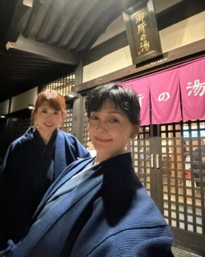 Kaho Minami Instagram - ＃えぇとこ
3月7日午後7時半から #nhk 総合
関西地区の放送です‼️
今後BSでも放送があると思いますので、関西地区以外の方は待ってて下さいね。

関西のえぇとこをご紹介するこの番組で、今回は ＃岡田圭佑 さんとご一緒しました😊
#城崎温泉 のえぇとこが満載です😊😊😊
是非ご覧下さいね‼️

#温泉
#関西
#旅

東京の大雪のために衣装が届かず、今回は自前の服です😊
@numeroventuno  @iza_official  ニット
@overcoat.nyc  ジーンズGジャン
ストール　友達からの貰い物

メイク #白石有梨奈

#南果歩
#kahominami
#미나미카호
#japaneseactor