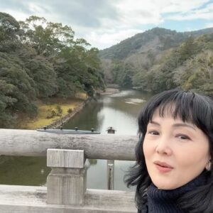 Kaho Minami Instagram - #お伊勢参り

能登半島地震により亡くなられた方々に慎んでお悔やみを申し上げますとともに、被災された皆さまには心よりお見舞い申し上げます。
そして未だ安否が分からない皆様の一刻も早い救出を願ってやみません。

新年が激震で始まり、そして翌日には羽田空港での衝撃。
旅客機から無事に脱出できたことは本当に素晴らしいと思いますが、海保庁の被災地に支援物資を運ぶ任務の最中に事故に遭われた乗組員の皆様とそのご家族のことを思うと、本当にあってならない事故だったと思います。

今年のお伊勢参りは例年とは違う心持ちです。
平穏な世の中を願ってやみません。
自身の悩みなど取るに足らない。
社会の一員として、自分のできることをやって行きたいと改めて感じでいます。
皆様もきっと色んなことを考える時間になったと思います。
同じ思いを抱いている私たちは繋がっています。
伊勢の夜明けの写真をシェアしますね。

安全第一、健康第一で、私たちで少しずつ笑顔を増やして行きましょう。
少しずつ少しずつ。

#伊勢神宮
#外宮
#猿田彦神社
#佐瑠女神社
#内宮

#能登半島 
#能登半島地震 
#羽田空港
#海上保安庁 

#南果歩
#kahominami 
#미나미카호