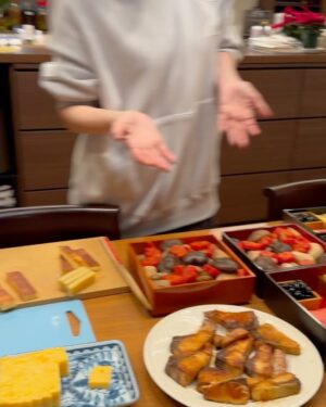 Kaho Minami Instagram - #おせち 
今年は筑前煮にしたので、結構早めに仕上がりました😊😊😊
ゆっくり年越しそば食べよう🌈
皆さま、穏やかな温かいお年をお迎え下さいね🍀🍀🍀

来年は年女‼️
イェーイ❤️❤️❤️

#大晦日
#お節料理