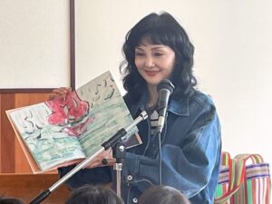Kaho Minami Instagram - #読み聞かせボランティア
今年元日に起きた能登地震。
4月22日から24日まで読み聞かせの旅に出ました🍀
今回は七尾中心に、田鶴浜こども園、七尾幼稚園、能登島小学校を巡りました🍀
読み聞かせボランティアに賛同してくれた仲間達と共に。

東日本大震災を経験したことが、この読み聞かせボランティアに繋がっています。
辛い現実を目の前にした時、人は物語を求めるということを、私は被災地で教えられました。
多くの被災者の方々が身を寄せていた避難所を訪れたのは2011年の4月。膝を付き合わせてお話する中、皆さんから口々に「ドラマに出て。ドラマが見たいの」と声をかけられたのです。ニュースは必要だから見ているだけで、本当は物語の世界を欲していると。
それからは東北、そして熊本の益城を訪ねては、幼稚園や保育園、小児科病棟を巡りました。
子供達、そして父兄の皆さま、先生方の一瞬の癒しになれたらと言う思いからです。
でも実際には、私の方が皆さんから沢山の教えを頂いています。

今回の能登も、私たちは繋がっている。同じ空の下にいるんだと実感できる旅でした。

能登でもまだまだ人手が足りていないことを痛感しました。
瓦礫の撤去が進んでおらず、復興のスタートもまだ遠い現実。
みんながそれぞれできることを考え、行動に移すことが肝心ですね。
アクションを起こそう‼️‼️‼️

 
#能登地震
#ボランティア
#絵本
#読み聞かせ
#南果歩
#kahominami 
#미나미카호
#japaneseactor

衣装協力
@cadune_official 
麻衣ちゃんありがとう❤️
@noguchimaiko125
