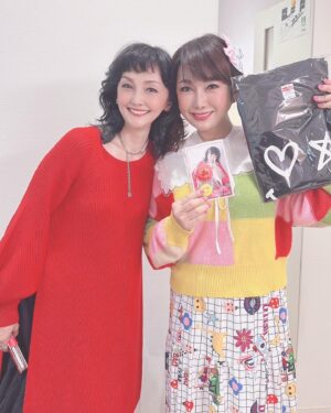 Kaho Minami Instagram - 出演情報です😊
1月30日 #ぽかぽか  11時50分から生放送🍀
1月17日の誕生日会、果歩フェスのこと色々お話します❤️
#フジテレビ

2月4日11時40分から #クギズケ 大好きな #上沼恵美子 さん #高田純次 さんの司会です。
久し振りに #はるな愛 ちゃんにもお会いできて楽しかったー❤️ #原田龍二 さん #長谷川穂積 さん
@aiharuna_official 
#読売テレビ 
@vatsurica_official
@styledeli_official

2月3日14時28分から #おかべろ  #岡村隆史  さんと #石田明 #nonstyle さんとメチャ楽しいトークでした❤️
東京は2月4日26時55分からの放送です。
#関西テレビ
衣装
＠keitamaruyama
@keitamaruyama_official
アクセサリー
@orefice.jewelry
@mu_accessory

😊😊😊お時間あれば是非是非😊😊😊

@kkfdkei  ヘアメイク
@hitomi.m0603  スタイリング

#南果歩
#kahominami 
#미나미카호
#japaneseactor