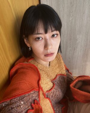 Kaho Seto Instagram - こんにちは〜秋ですね〜
晴れが続いて嬉しいです
ピアスはクレマチスの窓辺でお世話になったknopue.さんのものです @knopue 
ニットは teasi @_teasi