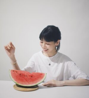 Kaho Seto Instagram - 本日発売のLaLa Begin 8-9月号 🇺🇸

『LaLa Begin DRY GOODS STORE
わたしの夏休み 12日間ミニマルワードローブ 』に載っております〜！
色々素敵なお洋服着てます、お読みいただければ幸いです💫
こちらはオフショット💁‍♀️🍉