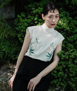 Kaho Seto Instagram - iCONOLOGY @iconology_emb 
花を着るブラウス#01【芍薬 / 紫陽花】

hairmake @asamitano 
photo @iconology_emb 

背筋がスッと伸びるような、繊細で凛々しいお洋服でした。

5/25(土) 21:00より2年ぶりに再販とのことです🙂‍↕️🤍