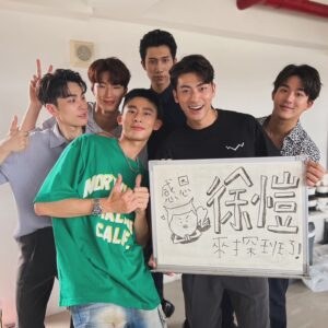 Kai Hsu Instagram - 跟頭約好了今天一起探班☺️
熟悉的團隊與伙伴，一到現場，就充滿去年拍攝的既視感。
時間過的好快，現在是以學長的身分來探班了🥺
百感交集，最多的是感謝！一切的不容易、大家一起共同努力，成就一個又一個美好的畫面。
期待 #看見愛 @seeyourlove2024 
期待新火花
@actor_ky 
@rain_walking 
☺️☺️
#芋頭好像過得很好😂 @taro_yu_tung 
#柏文你不要給我裝嚴肅 @nat.chen_10 
#入戲認真帥度仍然破表
@kiseki_dear.to.me