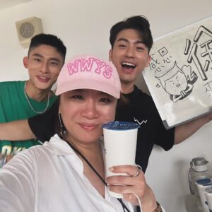 Kai Hsu Instagram - 跟頭約好了今天一起探班☺️
熟悉的團隊與伙伴，一到現場，就充滿去年拍攝的既視感。
時間過的好快，現在是以學長的身分來探班了🥺
百感交集，最多的是感謝！一切的不容易、大家一起共同努力，成就一個又一個美好的畫面。
期待 #看見愛 @seeyourlove2024 
期待新火花
@actor_ky 
@rain_walking 
☺️☺️
#芋頭好像過得很好😂 @taro_yu_tung 
#柏文你不要給我裝嚴肅 @nat.chen_10 
#入戲認真帥度仍然破表
@kiseki_dear.to.me