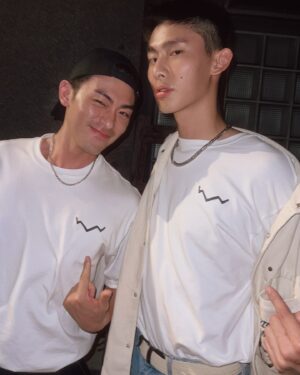 Kai Hsu Instagram - 恭喜 @taro_yu_tung 退伍 🎉
又是不約而同搭到了上衣
默契還在🤙🏽🤙🏽
過了一年，這群可愛的人《看見愛》了也依然可愛
不好意思，這些太可愛的影片就讓我出賣一下吧
大家應該不介意吧🙂‍↔️🙂‍↔️