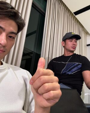 Kai Hsu Instagram - 義雲萌開會
老大召集長青組會談中…🤣🤣
究竟是什麼風把我們刮在一起呢？
#肯定是很萌的事
#哦不是是很猛的事
#一起看見愛吧
#老大傳授經驗中