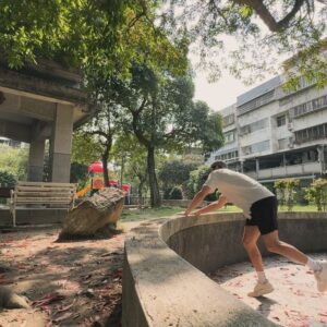 Kai Hsu Instagram - 運動流汗真開心💦

早起運動 跑酷 追劇 做品牌項目
爸爸生日吃飯 擼貓 全身毛 

舒服的假日就是那麼樸實無華