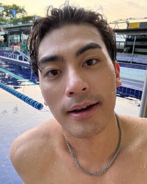 Kai Hsu Instagram - 今天自己煮了雞腿肉和調蜂蜜檸檬當早餐
分株了鹿角蕨
解決了洗衣機水管阻塞的問題
倒了好多垃圾
還看了《死期將至》
果然是出自網漫，很有動漫節奏感！很喜☺️

還去久違的游泳
然後游泳池的滑水道鋼架剛好可以在水中吊單槓
於是我做了三組練背的動作中間加入游泳有氧
真是方便😂😂
練完再三溫暖一下
然後挑戰給咬腳皮魚咬一分鐘 
笑到不行 真的很難撐

晚上自己煎牛排煮飯吃 🥩
真是舒服的一天🥰🥰