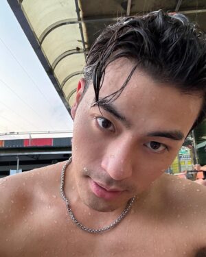 Kai Hsu Instagram - 今天自己煮了雞腿肉和調蜂蜜檸檬當早餐
分株了鹿角蕨
解決了洗衣機水管阻塞的問題
倒了好多垃圾
還看了《死期將至》
果然是出自網漫，很有動漫節奏感！很喜☺️

還去久違的游泳
然後游泳池的滑水道鋼架剛好可以在水中吊單槓
於是我做了三組練背的動作中間加入游泳有氧
真是方便😂😂
練完再三溫暖一下
然後挑戰給咬腳皮魚咬一分鐘 
笑到不行 真的很難撐

晚上自己煎牛排煮飯吃 🥩
真是舒服的一天🥰🥰