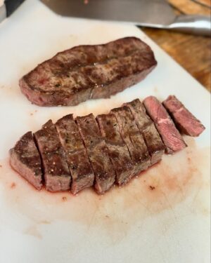 Kai Hsu Instagram - 今天自己煮了雞腿肉和調蜂蜜檸檬當早餐
分株了鹿角蕨
解決了洗衣機水管阻塞的問題
倒了好多垃圾
還看了《死期將至》
果然是出自網漫，很有動漫節奏感！很喜☺️

還去久違的游泳
然後游泳池的滑水道鋼架剛好可以在水中吊單槓
於是我做了三組練背的動作中間加入游泳有氧
真是方便😂😂
練完再三溫暖一下
然後挑戰給咬腳皮魚咬一分鐘 
笑到不行 真的很難撐

晚上自己煎牛排煮飯吃 🥩
真是舒服的一天🥰🥰