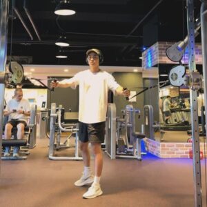Kai Hsu Instagram - 運動流汗真開心💦

早起運動 跑酷 追劇 做品牌項目
爸爸生日吃飯 擼貓 全身毛 

舒服的假日就是那麼樸實無華