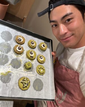 Kai Hsu Instagram - 不可能會出現這裡吧！
被 @katecandy0217 找來幫
@aikes_x 慶生做蛋糕

發現烘培還算蠻有趣的
從零開始的做餅乾體驗
跟著食譜和步驟做其實蠻簡單
還算能看吧？😂😂😂

#生日快樂 #大海旅人 #烘培 #徐愷