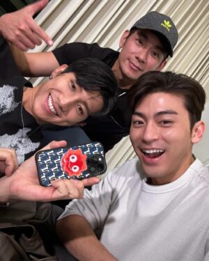 Kai Hsu Instagram - 義雲萌開會
老大召集長青組會談中…🤣🤣
究竟是什麼風把我們刮在一起呢？
#肯定是很萌的事
#哦不是是很猛的事
#一起看見愛吧
#老大傳授經驗中
