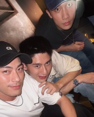 Kai Hsu Instagram - 恭喜 @taro_yu_tung 退伍 🎉
又是不約而同搭到了上衣
默契還在🤙🏽🤙🏽
過了一年，這群可愛的人《看見愛》了也依然可愛
不好意思，這些太可愛的影片就讓我出賣一下吧
大家應該不介意吧🙂‍↔️🙂‍↔️