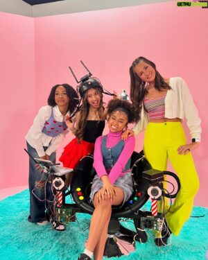 Kaido Lee Roberts Instagram - core memories ☀️🎬🎥
@brat 
#kiarrabeasley #beasley #kiarra #brattv #bratpack #onset #onscreen #lightscameraaction #fro #moviemagic #bighairdontcare #blackgirlsmagic #curlyhair #mixed #summer #endofschool