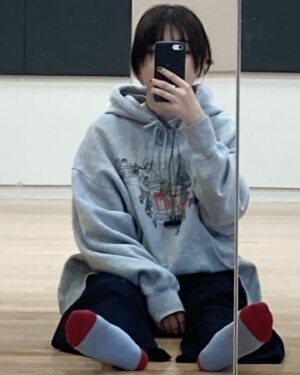 Kairi Yagi Instagram - も少しで、VIYYのLIVEですね
相変わらず緊張で悪夢ばかり見るけど、すごく楽しみ…！
配信もあるのでぜひぜひ

2枚目はかなり前に実家で盗撮されてたの前髪ぱっかん