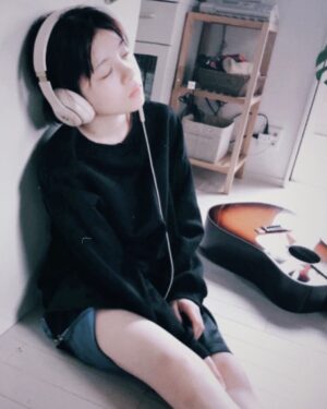 Kairi Yagi Instagram - も少しで、VIYYのLIVEですね
相変わらず緊張で悪夢ばかり見るけど、すごく楽しみ…！
配信もあるのでぜひぜひ

2枚目はかなり前に実家で盗撮されてたの前髪ぱっかん