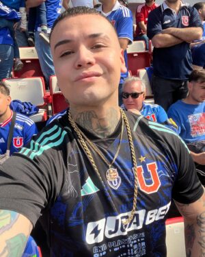 Kaiser Instagram - Gracias a @udechileoficial y @jugabetcl por la indumentaria personalizada hoy con mis ñeros en el estadio y en el vip de @oceanpacificsrestaurant 🤘💙