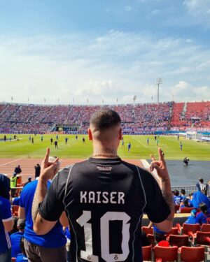 Kaiser Instagram - Gracias a @udechileoficial y @jugabetcl por la indumentaria personalizada hoy con mis ñeros en el estadio y en el vip de @oceanpacificsrestaurant 🤘💙