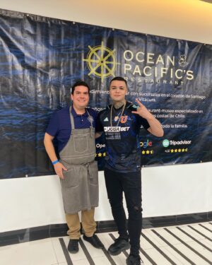 Kaiser Instagram - Gracias a @udechileoficial y @jugabetcl por la indumentaria personalizada hoy con mis ñeros en el estadio y en el vip de @oceanpacificsrestaurant 🤘💙