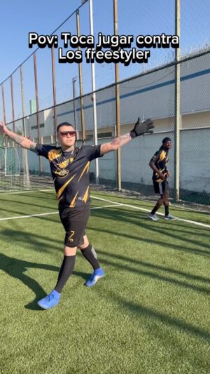 Kaiser Instagram - Batallan hasta en la cancha …😂🔥 ¿que tal las rimas? 
@kaiseroficial @cristofebril @fritzsonfoot @tdeportes.cl @buenaventurasoccerfit @freesportfc 

#viral #parati #freestyle #like #futbol #instagood #instafútbol #goal #goalkeepers #follow #foryou #comedia #humor #portero #kaiser #chile #mexico